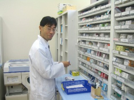 沖勘六薬局　代表　沖晃一